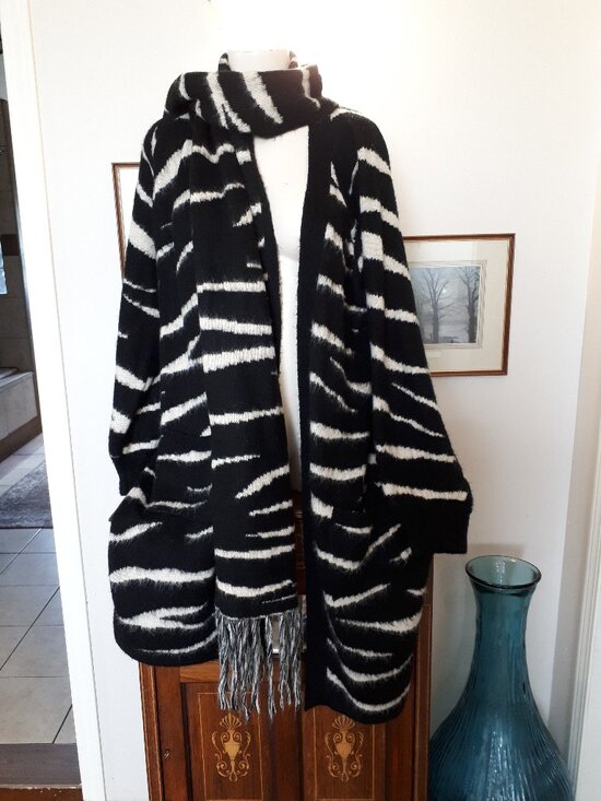 Wonder Sweaters - Sweater Coat with matching scarf - Size XL - Black & White Animal Print